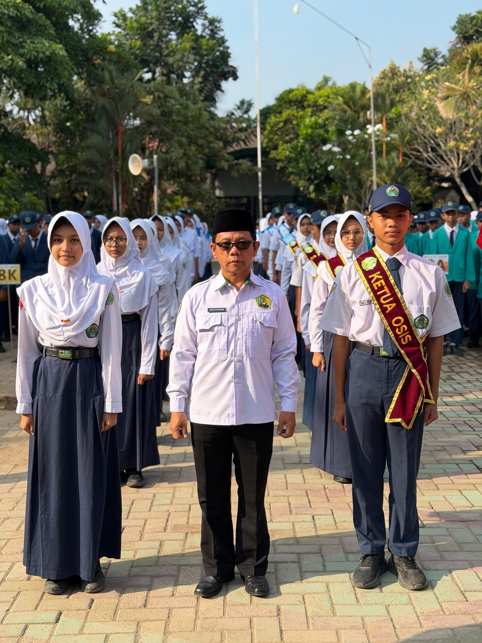Pimpin Apel Senin, Kepala MTsN 2 Kediri Resmi Lantik Pengurus OSIM Periode 2026-2027