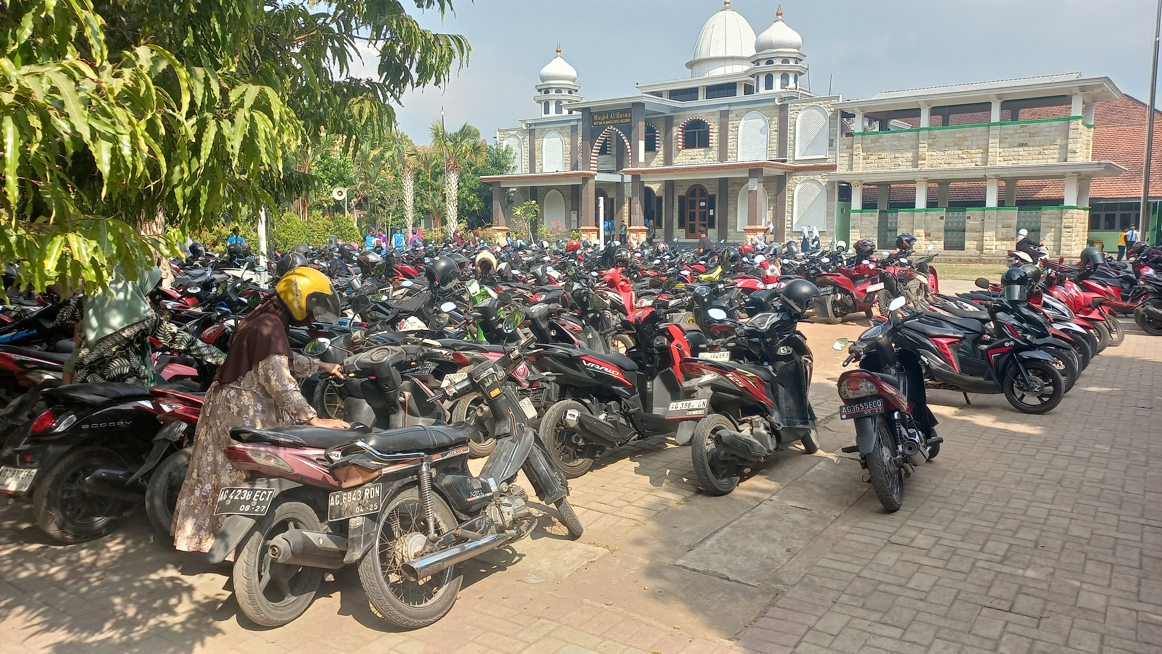 HALAMAN MASJID AL HUSNA MTsN 2 KEDIRI